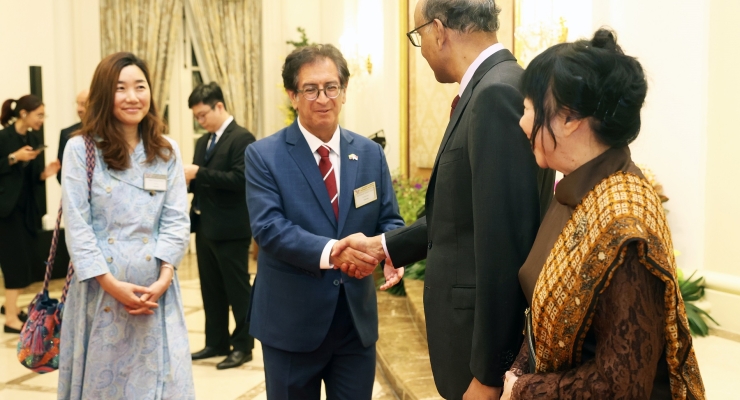 Embajador Solano en el Saludo al Presidente de Singapur, Tharman Shanmugaratnam.