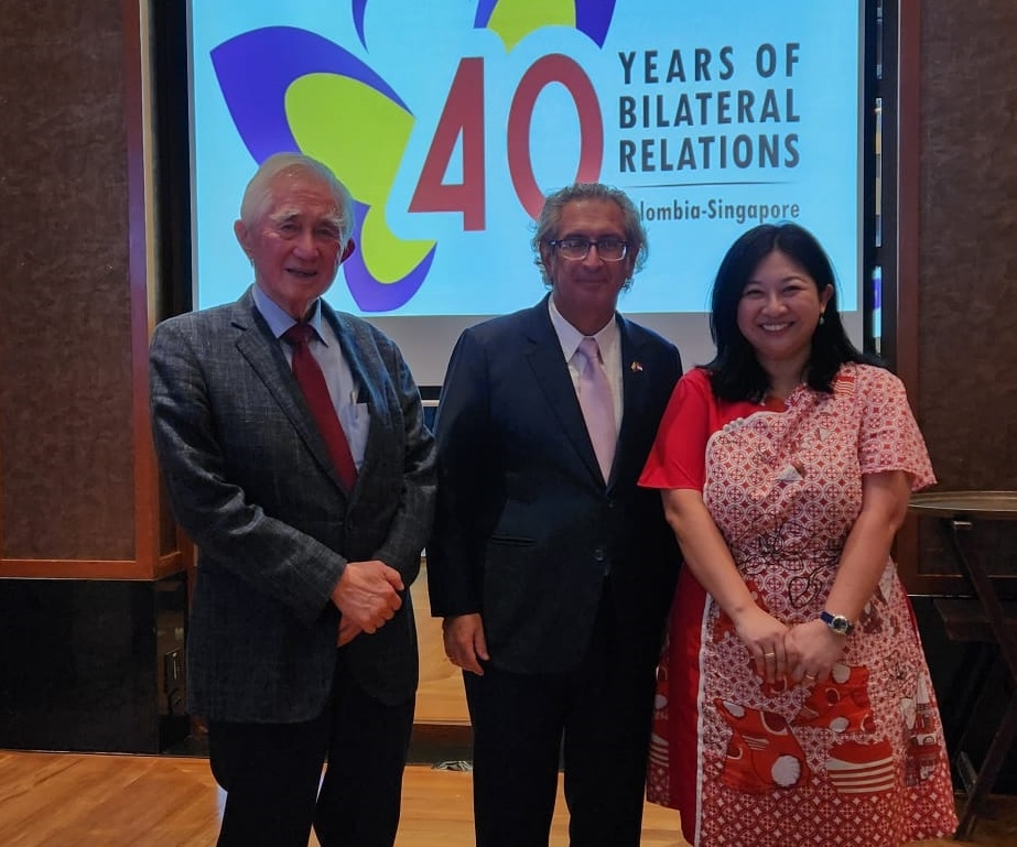 De izq, a der. Dr. Liu Thai Ker, Presidente de Morrow Arquitects & Planners Pte Ltd, Embajador Manuel Solano y Sra. Yeo Wan Ling, Miembro del Parlamento de Singapur. 