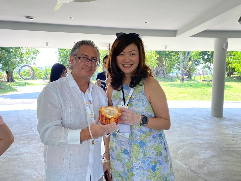 Créditos: Embajada de Colombia en Singapur. El Embajador Manuel Solano con la señora Shirley Choo, Directora de Mercadeo y Operaciones de la Asociación de Cacao de Asia.  