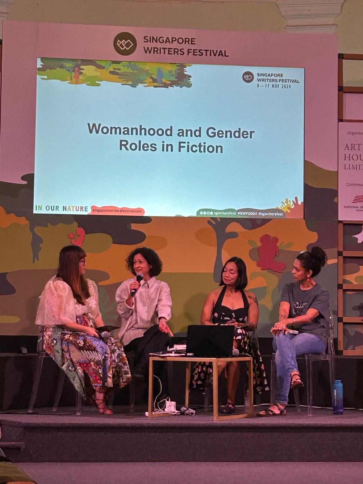 De izquierda a derecha:  Claire Betita de Guzman, Pilar Quintana, Meihan Boey y Vinita Ramani, durante el panel La feminidad y los roles de género en la ficción.