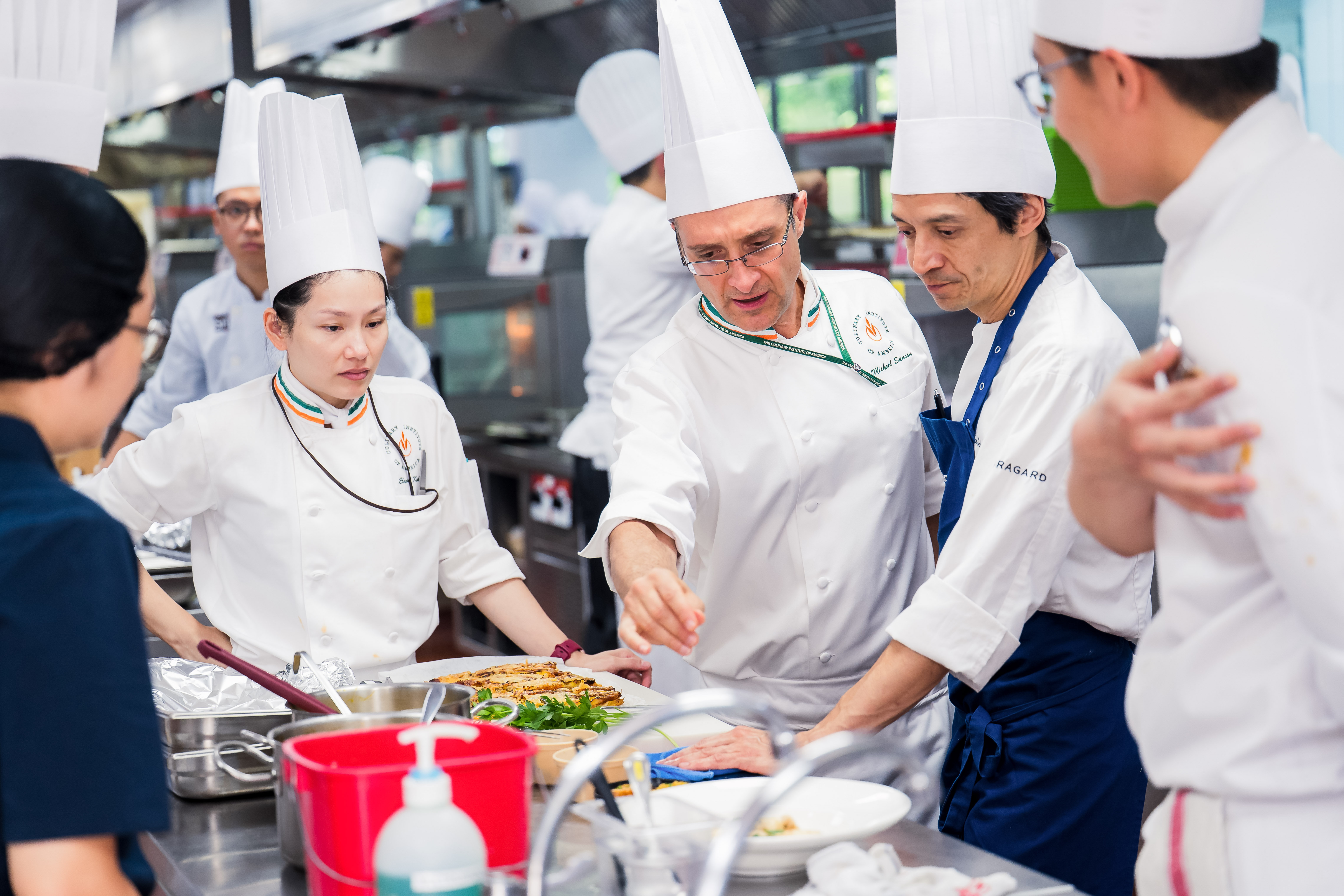 CIA - Chef Salgado dirigiendo a los instructores: El chef Salgado dirige a los instructores del Instituto de Culinaria de las Américas, Elain Koh, instructora académica y Michael Sanson, Profesor asistente.