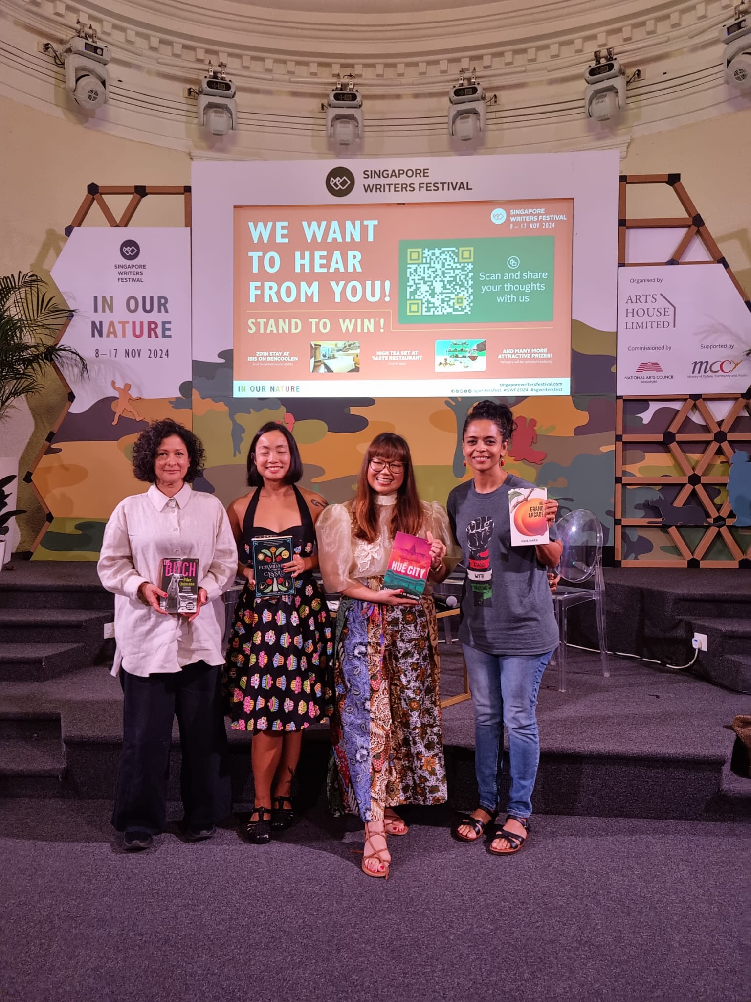 Pilar Quintana, Meihan Boey, Claire Betita de Guzman y Vinita Ramani con sus libros después el panel La feminidad y los roles de género en la ficción.