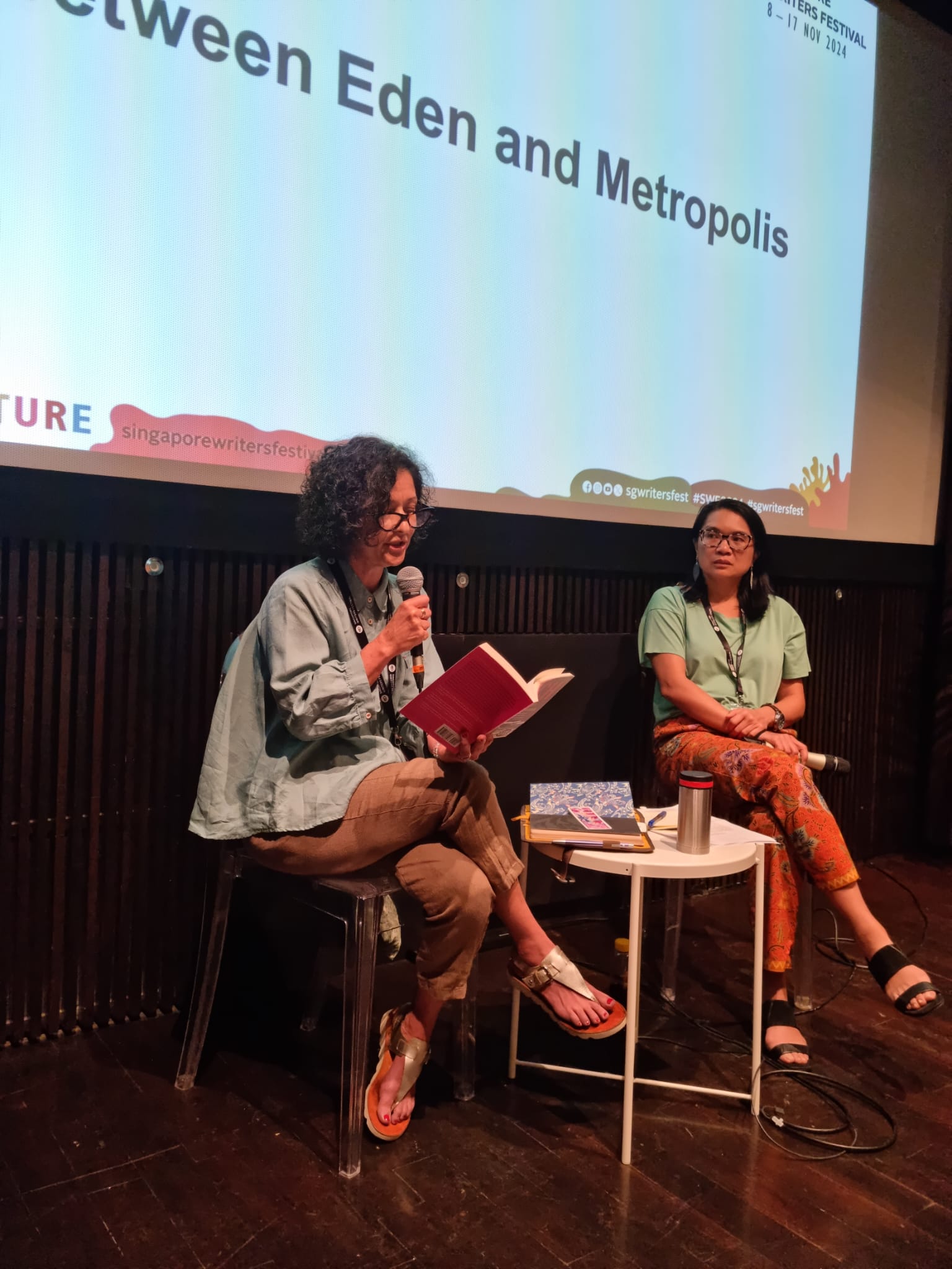 De izquierda a derecha: Pilar Quintana y Yu-Mei Balasingamchow durante la conversación Del edén a la Metrópolis.