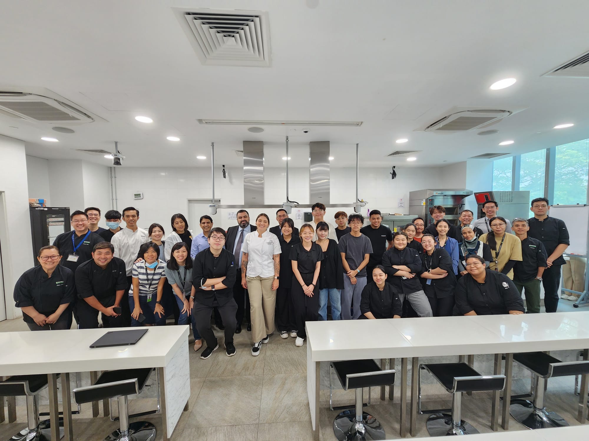 Estudiantes e Instructores del Republic Polytechnic luego de la clase magistral con la Chef Asmar.