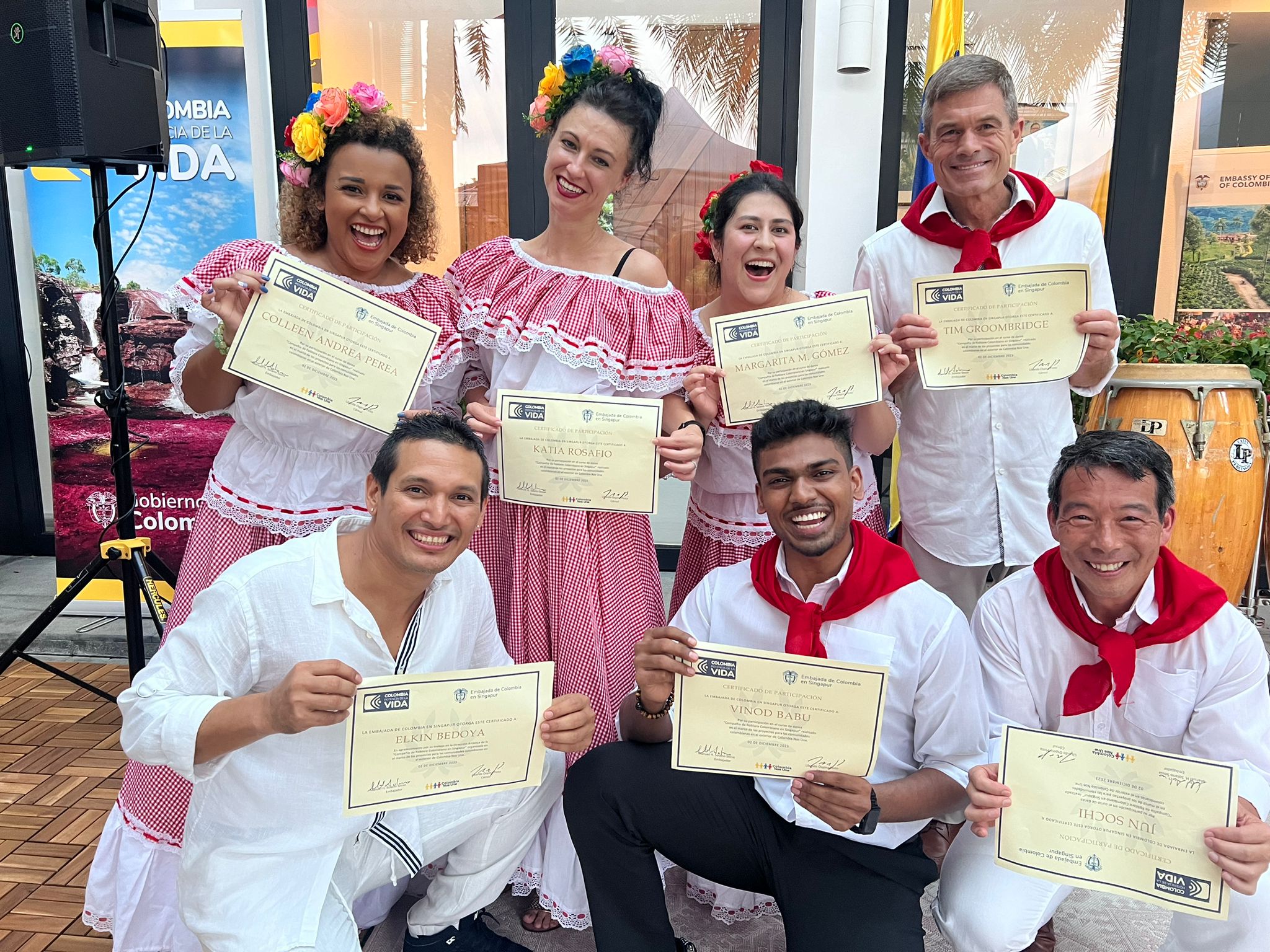 Integrantes del grupo de danzas colombianas en la clausura del ciclo 2023.