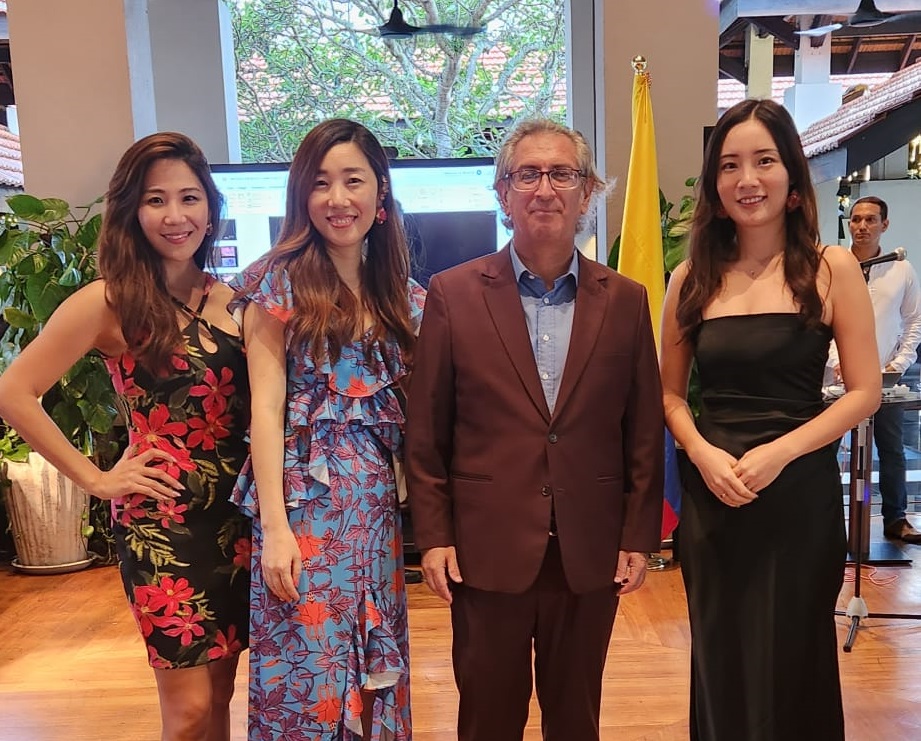 Embajador Manuel Solano promociona la cultural de Colombia en una noche de mujeres en Singapur