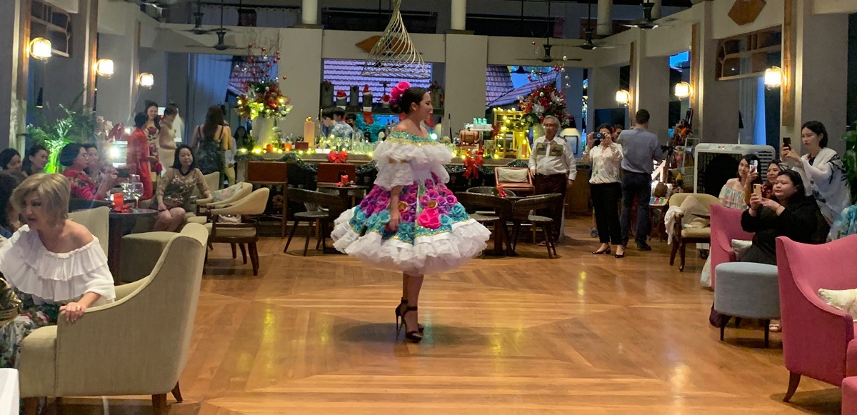 Embajador Manuel Solano promociona la cultural de Colombia en una noche de mujeres en Singapur