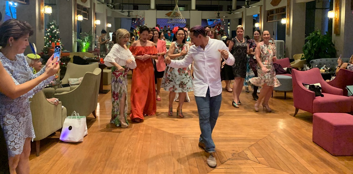 Embajador Manuel Solano promociona la cultural de Colombia en una noche de mujeres en Singapur