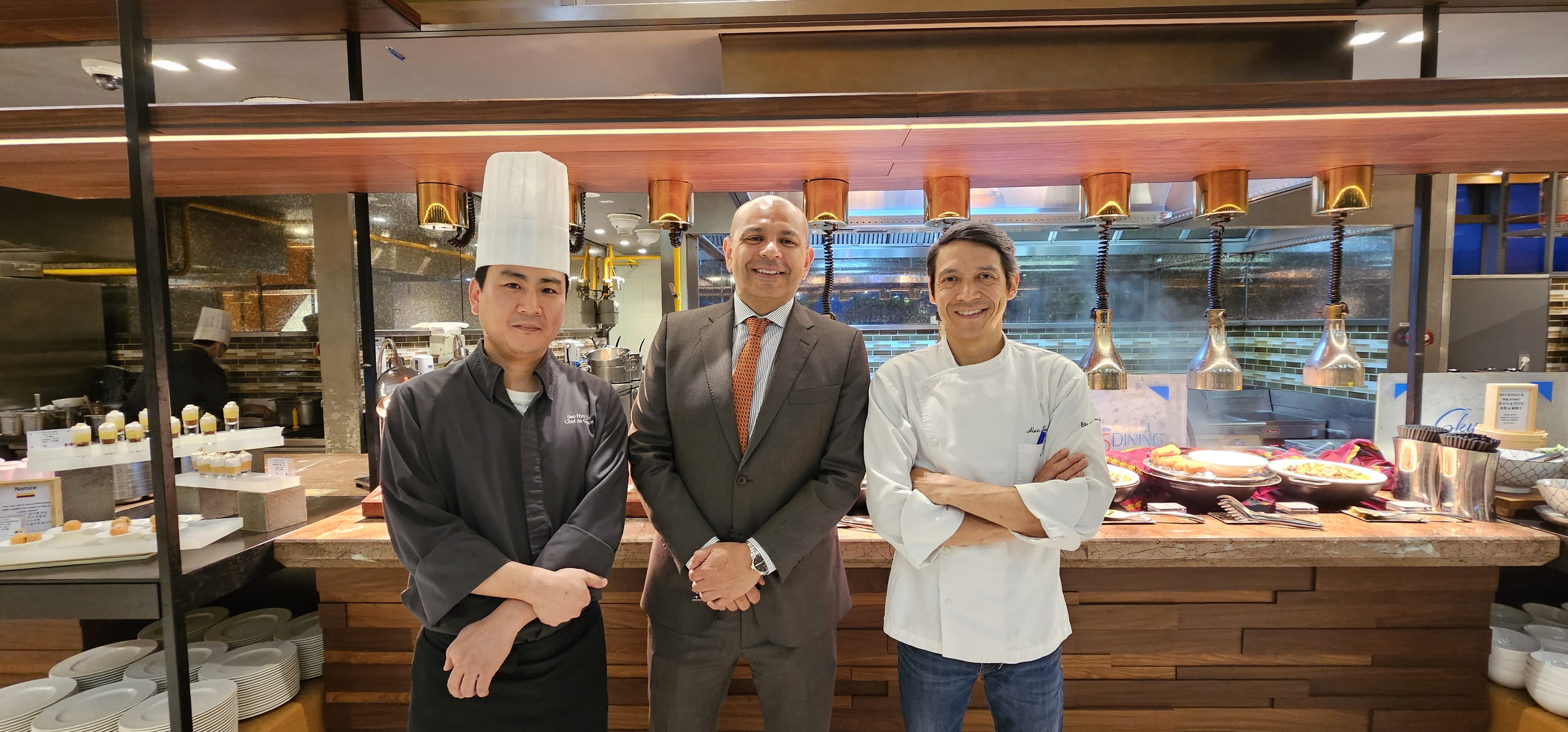 Embajador Alejandro Peláez junto con el chef Alex Salgado y el Chef ejecutivo Seo Hyo Chul, del hotel Marriott de Jeju Shinhwa World. 
