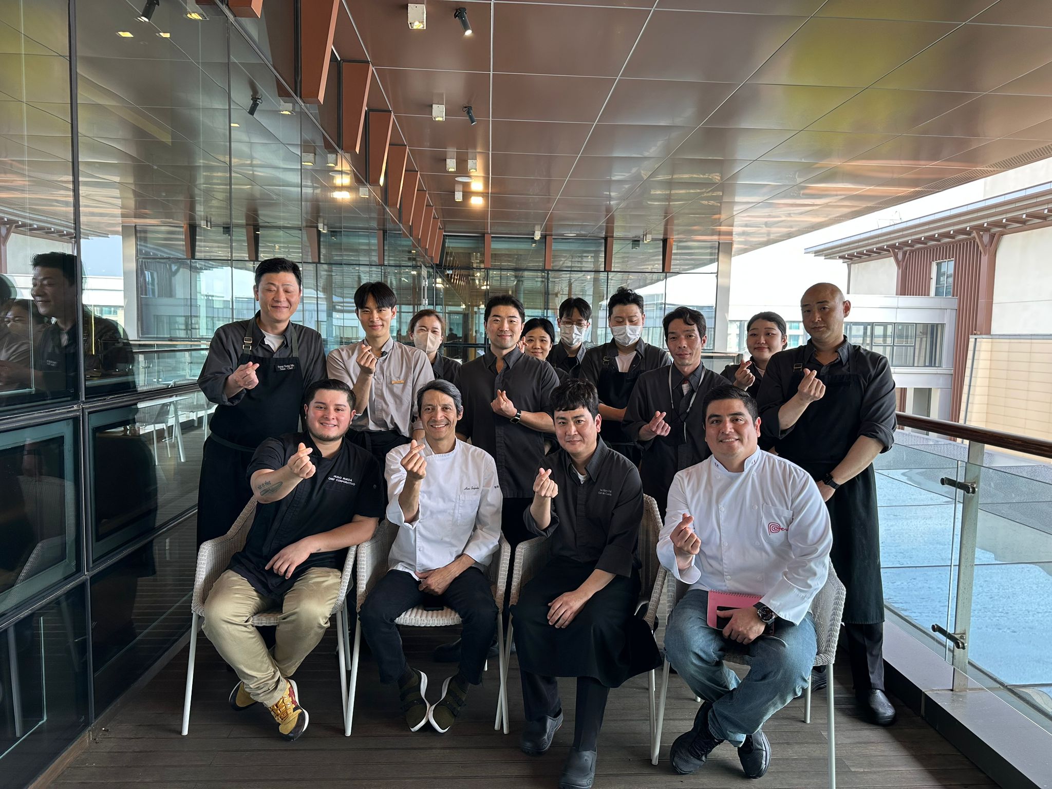 Foto grupal del chef Salgado junto con chefs de Jeju Shinhwa World.