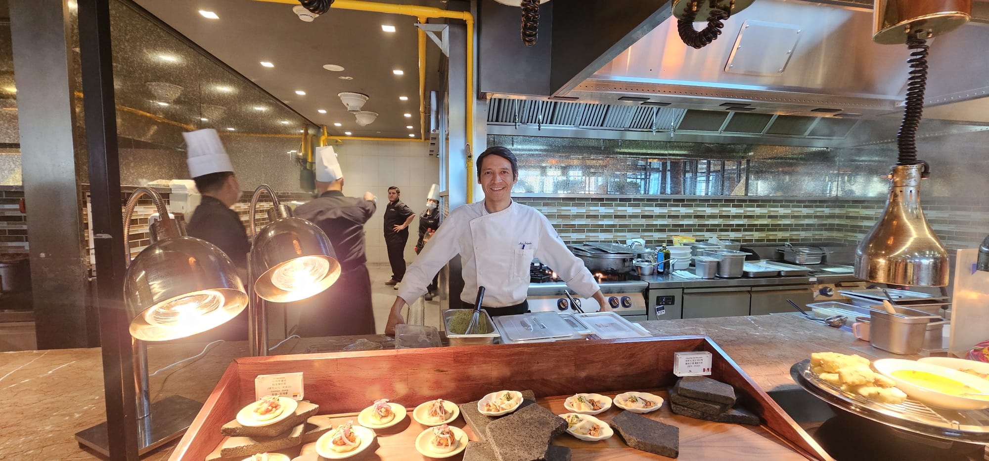 Chef Salgado presentando comida colombiana en Jeju Shinhwa World