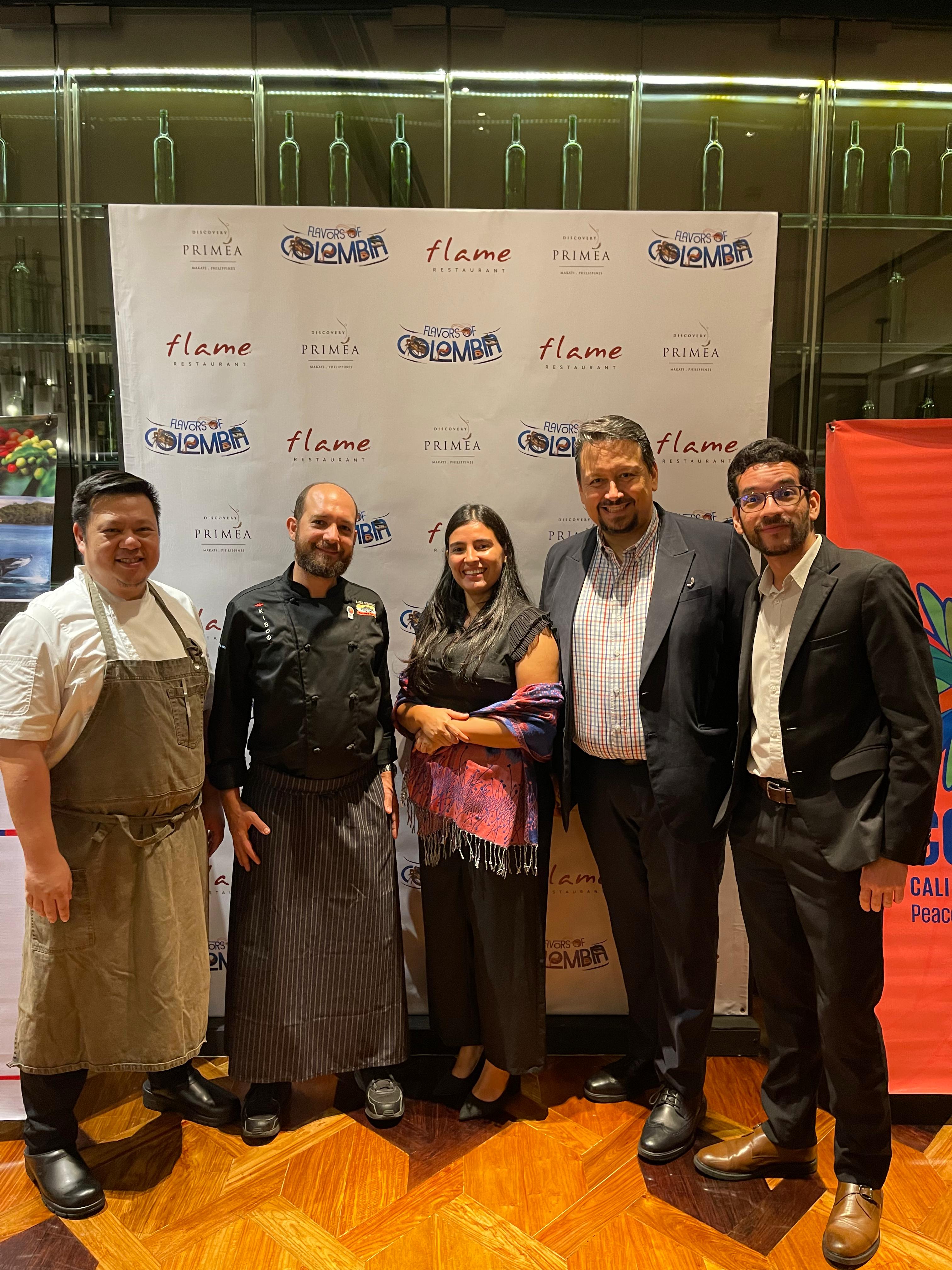 Equipo Discovery Primea, con el chef y el equipo de la Embajada 