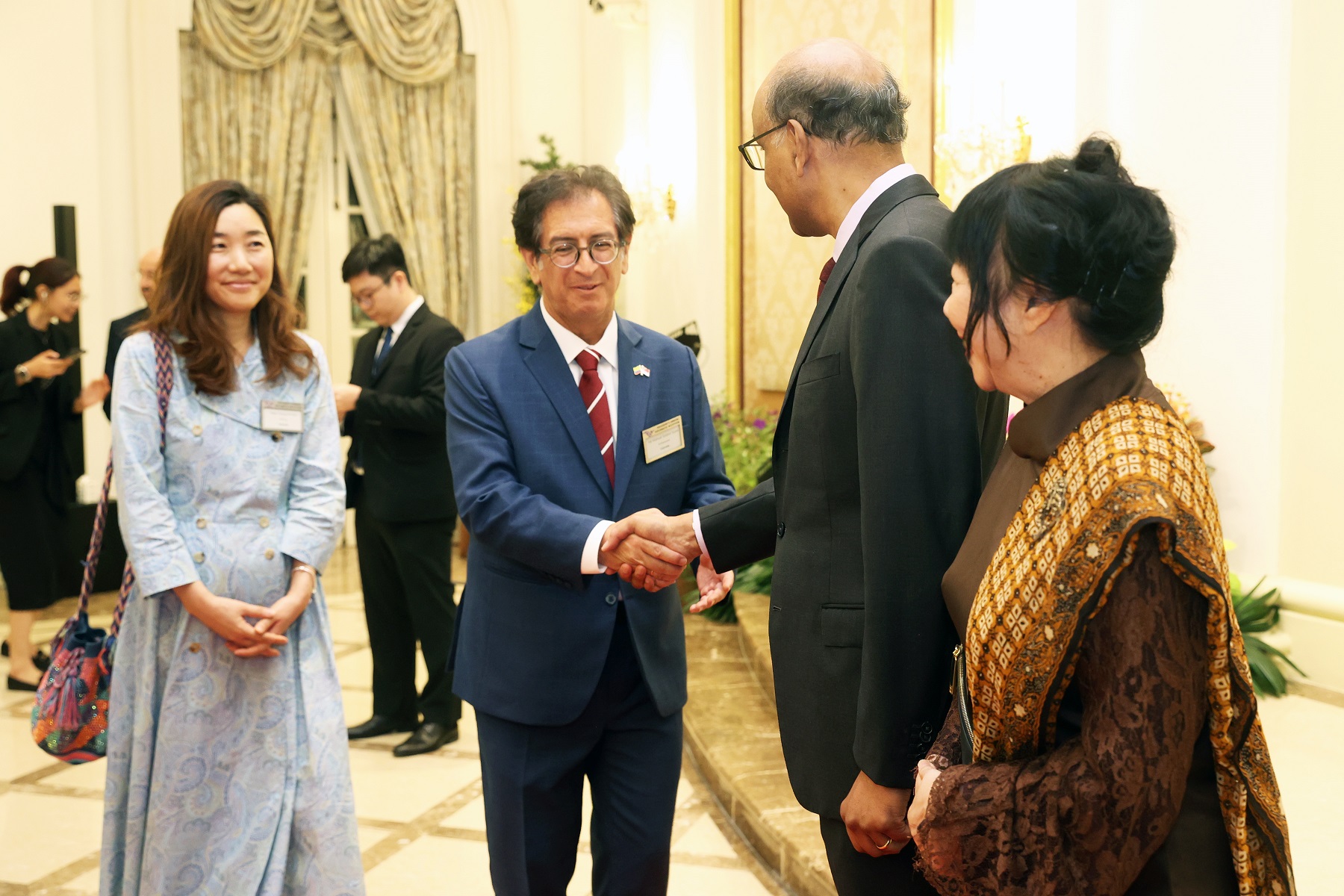 Embajador Solano en el Saludo al Presidente de Singapur, Tharman Shanmugaratnam.