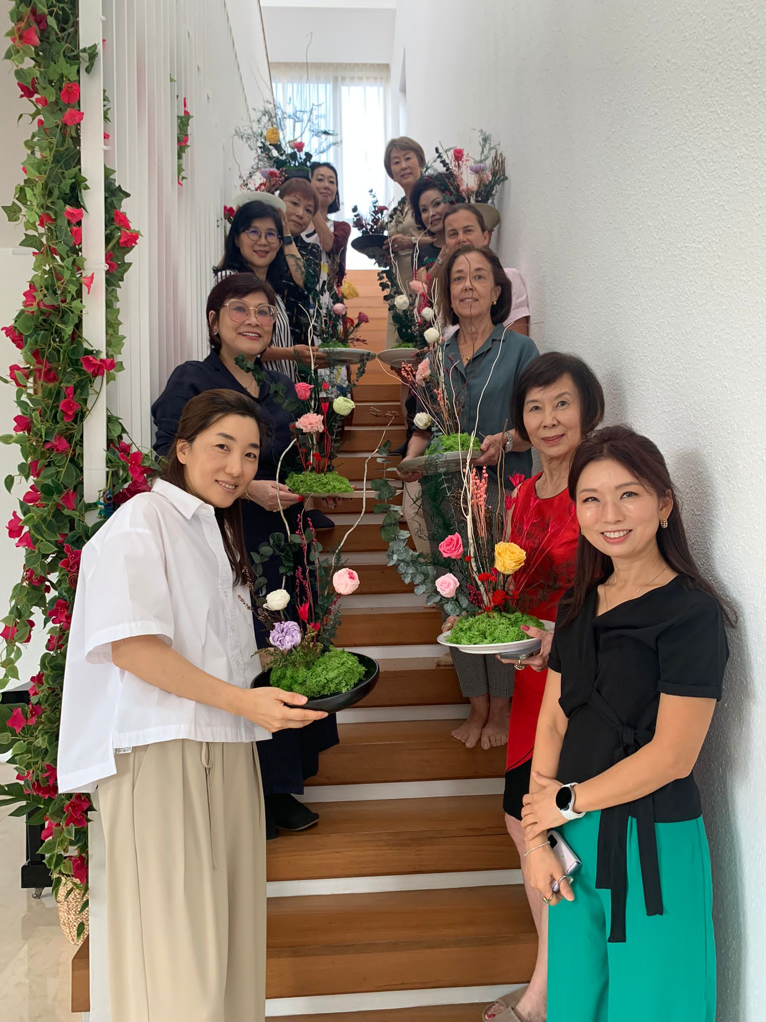 La instructora en compañía de las asistentes al taller de promoción cultural de flores colombianas preservadas. 