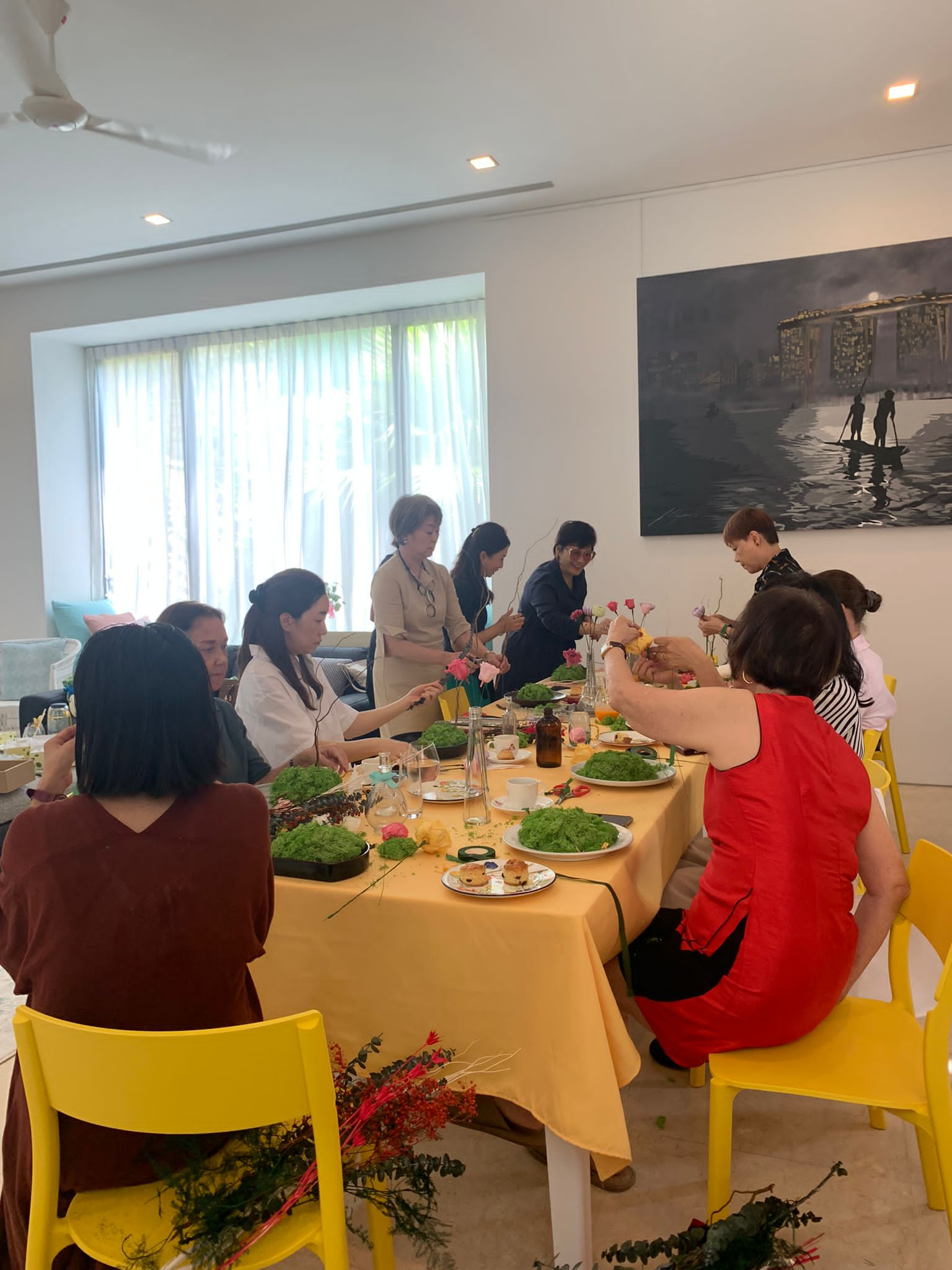 La instructora en compañía de las asistentes al taller de promoción cultural de flores colombianas preservadas. 