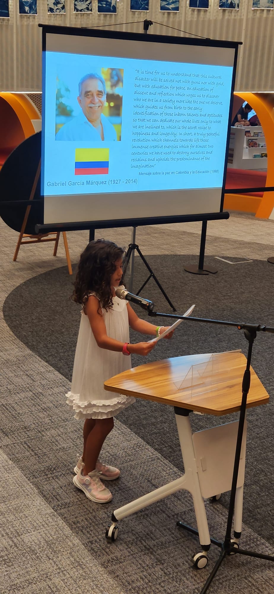 Foto: La joven connacional Emilia Correa González en la lectura de un texto de Gabriel García Márquez.