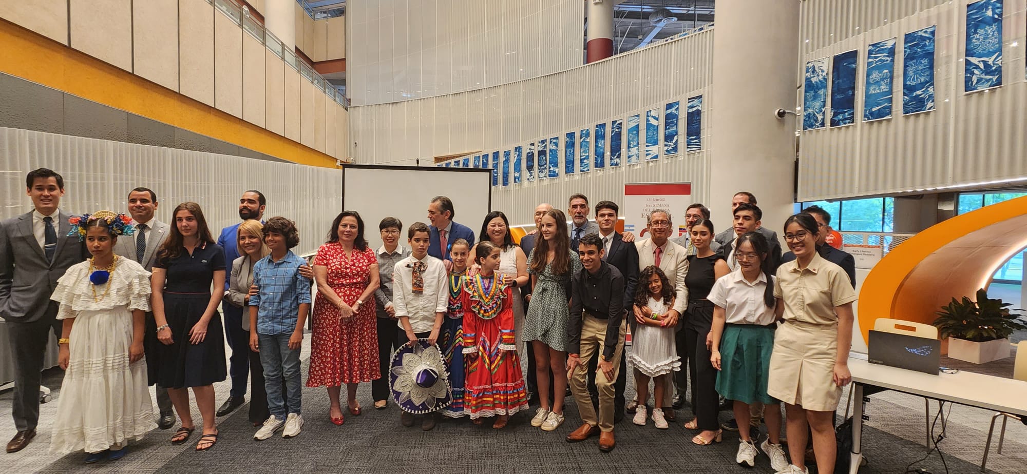 Foto: Foto de los Embajadores de los países de habla hispana junto con los jóvenes participantes en el evento literario.