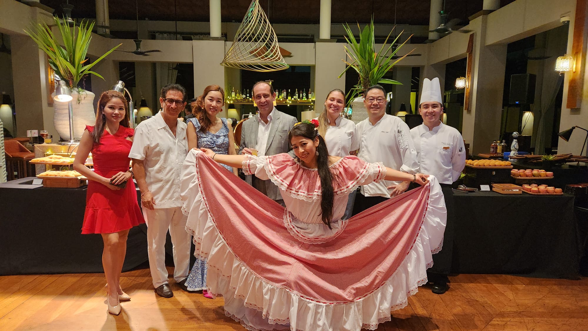 El Embajador Manuel Solano, la Sra. Young Sil Seo junto con la Chef Asmar, el Gerente del Hotel Sofitel Sentosa y su equipo de cocina.