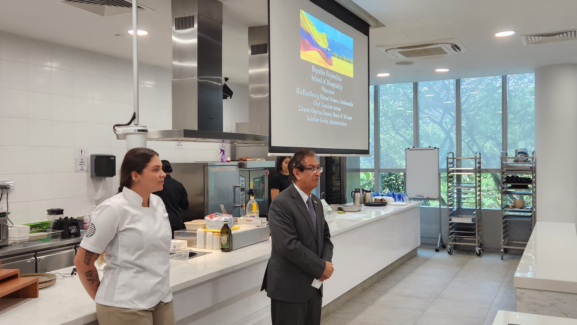 El Embajador Manuel Solano en la apertura de la clase magistral en el Republic Polytechnic.