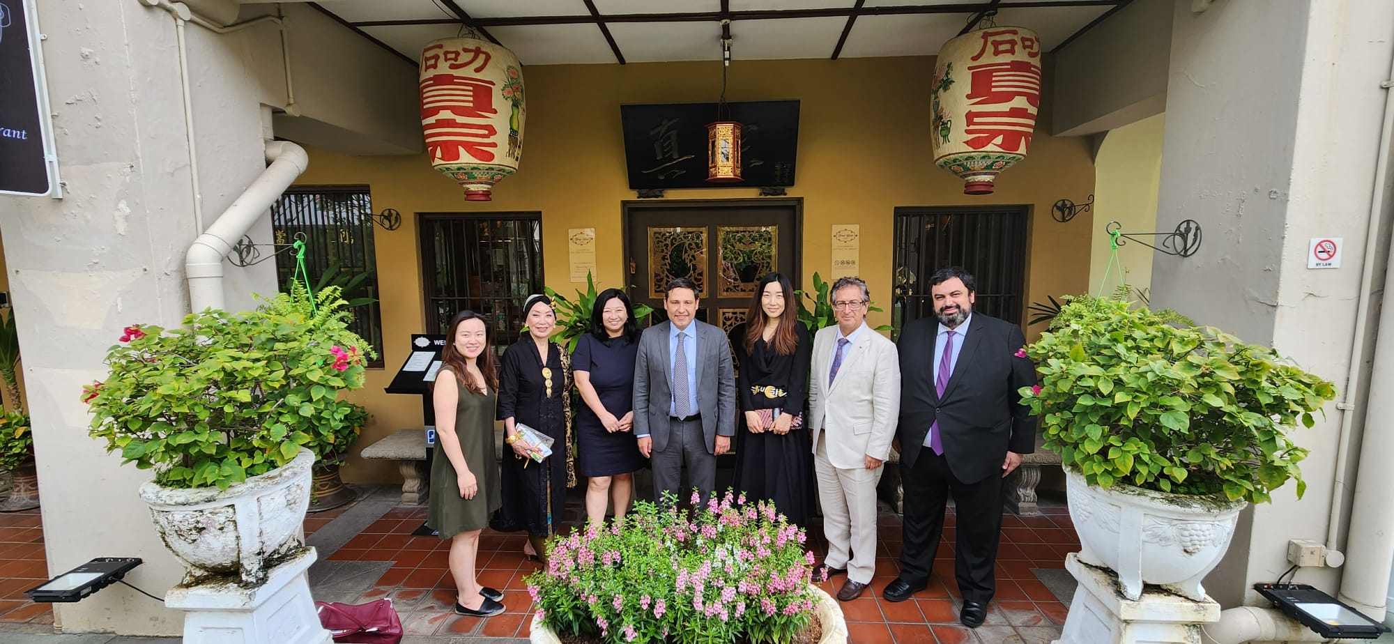 De izq a der. Sra. Letitia Zhang, Asesora Parlamentaria, Sra. Genevieve Peggy Jeffs, Presidenta de la Asociación Peranakan de Singapur, Honorable Parlamentaria de Singapur Sra. Yeo Wan Ling, Director Mauricio Lizcano, Sra. Young Sil Seo Esposa Embajador Solano, Embajador Manuel Solano, Consejero Libardo Ospina. 