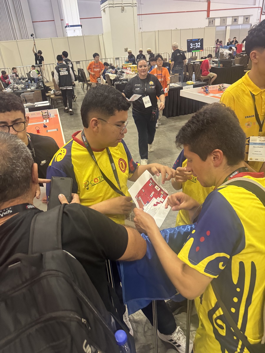 Jóvenes colombianos muestran su talento en la World Robot Olympiad 2025