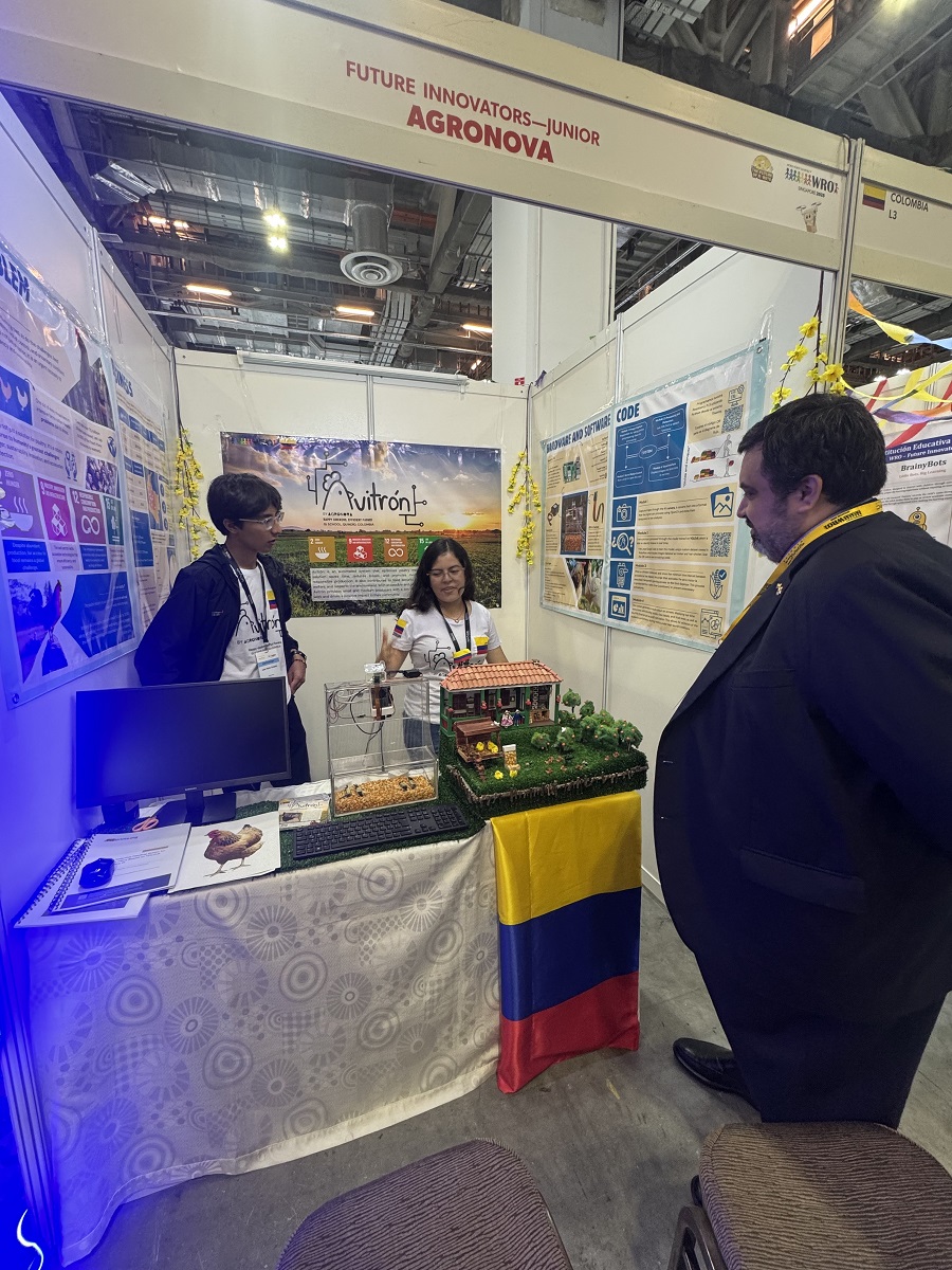 Jóvenes colombianos muestran su talento en la World Robot Olympiad 2025