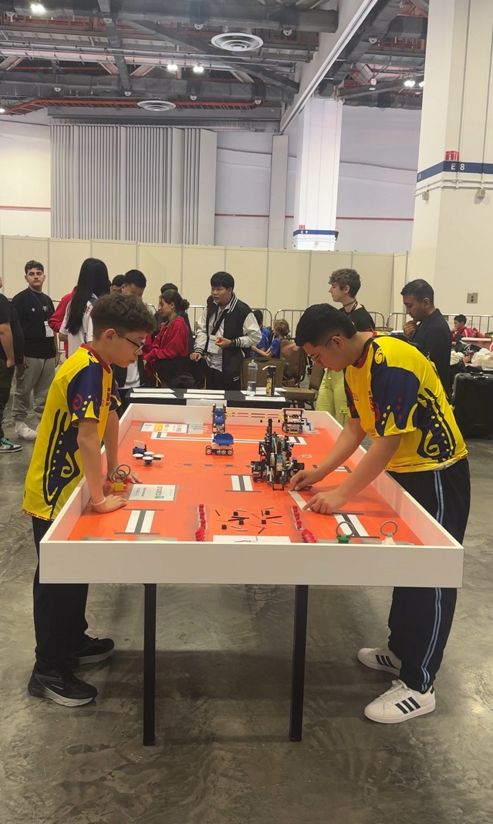 Jóvenes colombianos muestran su talento en la World Robot Olympiad 2025