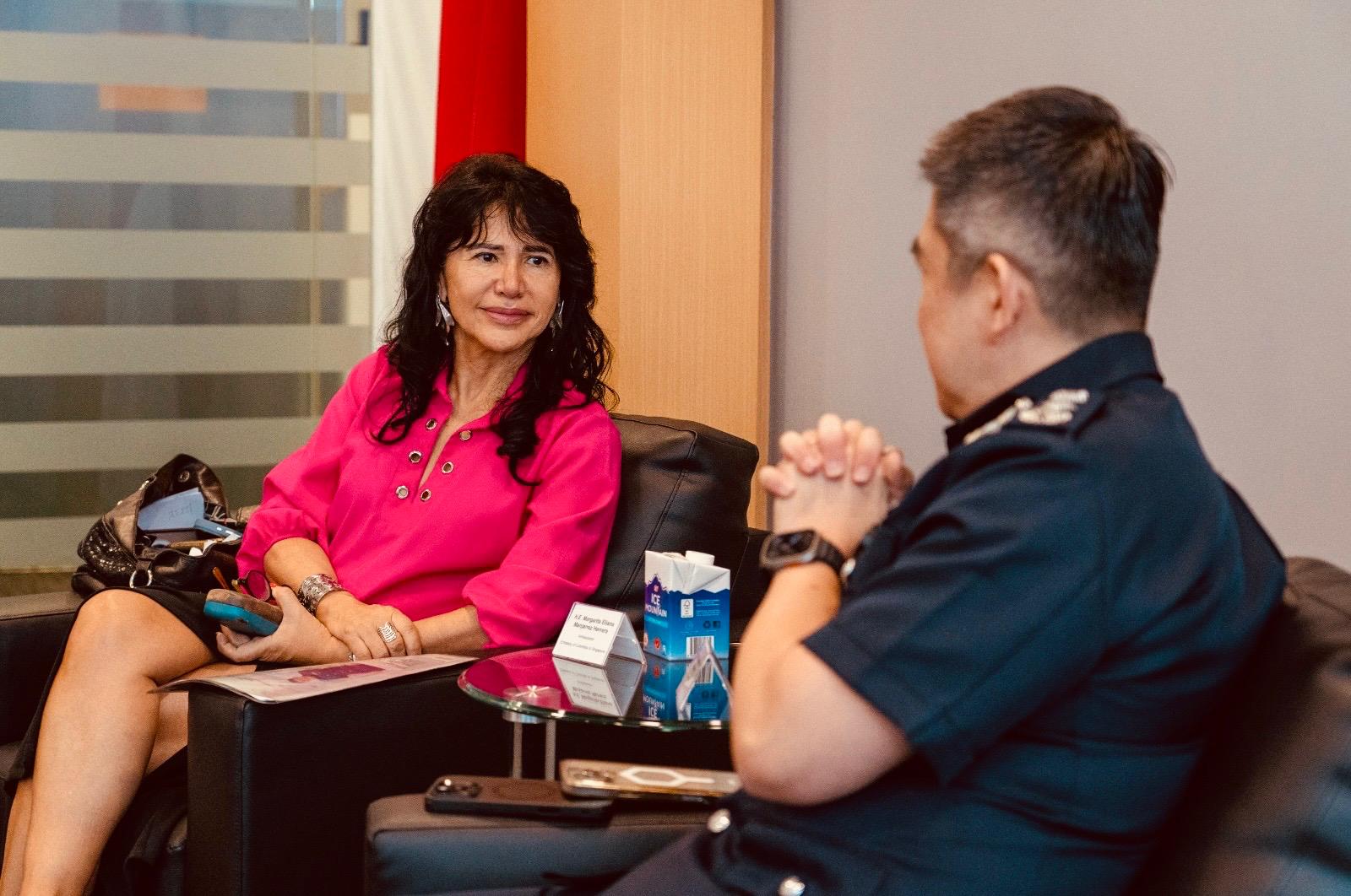 Embajadora de Colombia dialoga con el Comisionado de Prisiones de Singapur