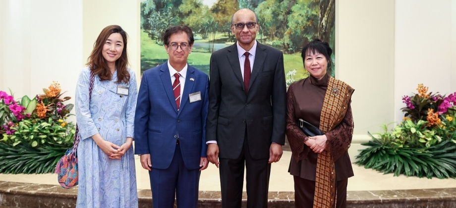 Embajador Solano y Presidente Shanmugaratnam, con sus esposas