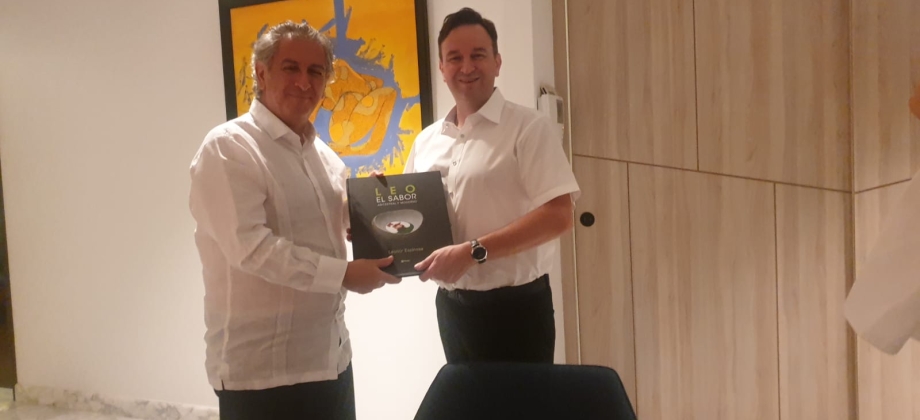 Embajador Manuel Solano ofreció experiencia culinaria típica de Colombia al chef ejecutivo de un reconocido restaurante de tres estrellas Michelín en Singapur