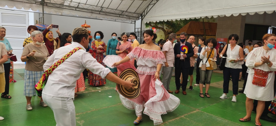 Participación de la Embajada colombiana en obras sociales en Singapur