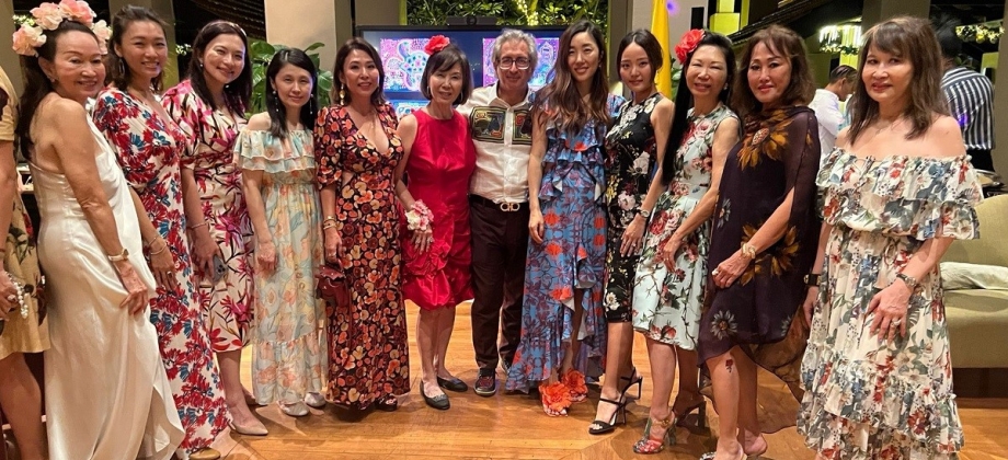 Embajador Manuel Solano promociona la cultural de Colombia en una noche de mujeres en Singapur