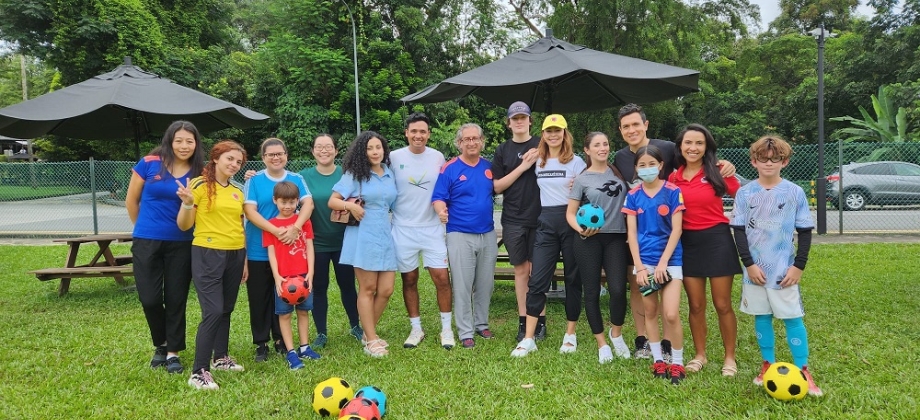 La Embajada de Colombia en Singapur realizó una práctica deportiva de fútbol en Singapur