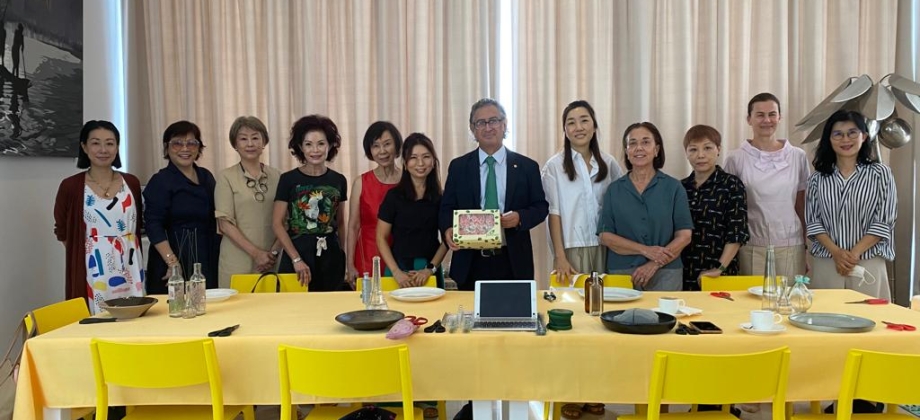 Taller de promoción cultural de flores colombianas preservadas en Singapur