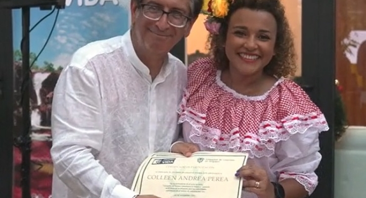 El Embajador Manuel Solano entrega los certificados de participación a los integrantes del grupo de danzas colombianas.