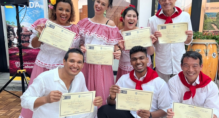 Integrantes del grupo de danzas colombianas en la clausura del ciclo 2023.