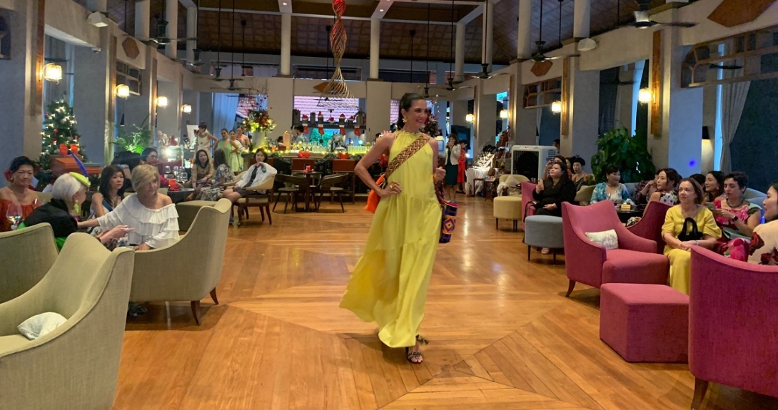 Embajador Manuel Solano promociona la cultural de Colombia en una noche de mujeres en Singapur
