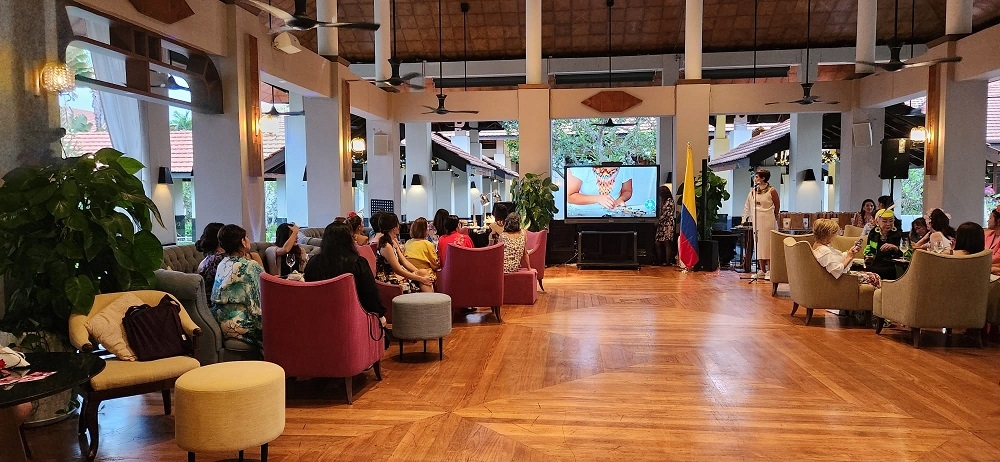 Embajador Manuel Solano promociona la cultural de Colombia en una noche de mujeres en Singapur