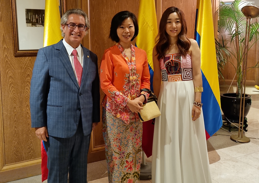 El Embajador Manuel Solano, la Ministra de Estado Senior de Relaciones Exteriores y Desarrollo Nacional de Singapur, Sra. Sim Ann, y la Sra. Young Sil Seo, Esposa del Embajador Solano.