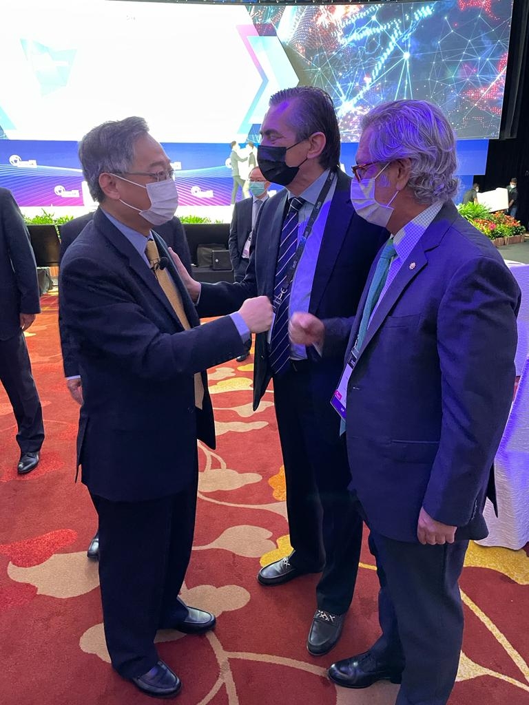 Sr. Gan Kim Yong, Ministro de Comercio e Industria de Singapur. Embajador Manuel Solano, y Sr. Agustin García López, Embajador de México.