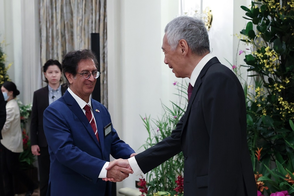 Embajador Solano saluda al Primer Ministro de Singapur, Lee Hsien Loong