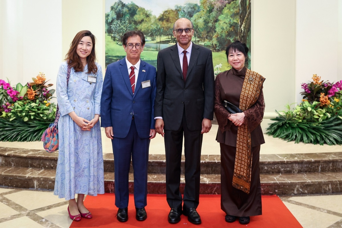 Embajador Solano y Presidente Shanmugaratnam con sus esposas.